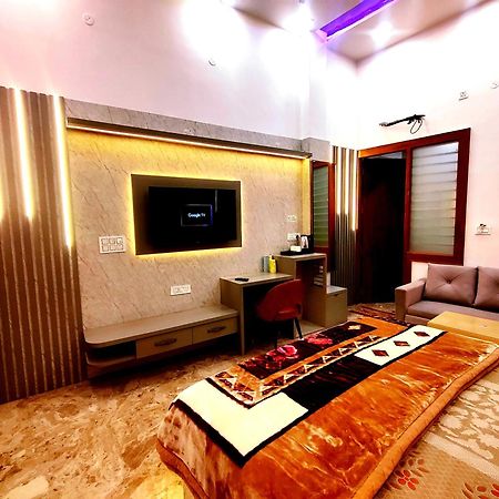 Premium Homestay Near Banke Bihari Ji With Power Backup - Free Wifi - Washing Machine Etc Vrindāvan Exterior foto