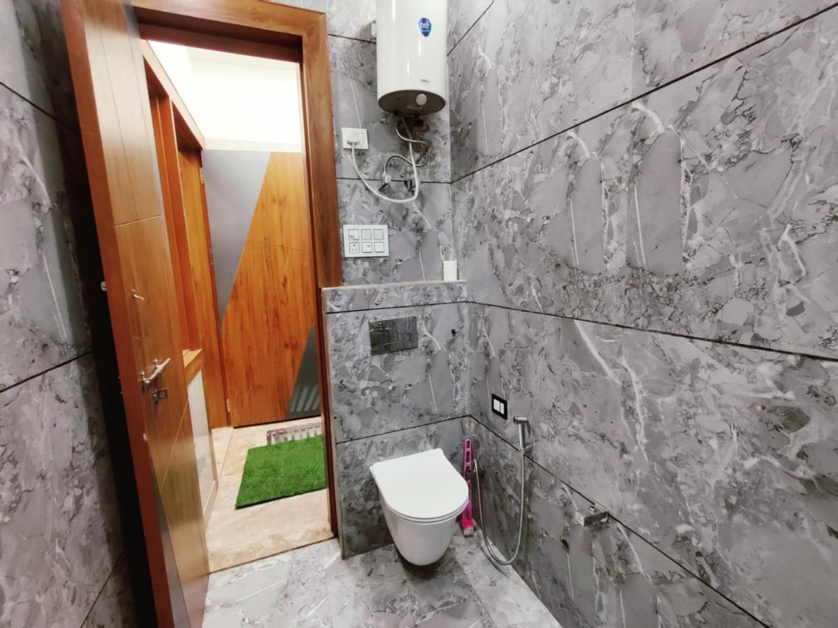 Premium Homestay Near Banke Bihari Ji With Power Backup - Free Wifi - Washing Machine Etc Vrindāvan Exterior foto
