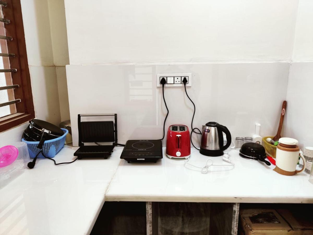 Premium Homestay Near Banke Bihari Ji With Power Backup - Free Wifi - Washing Machine Etc Vrindāvan Exterior foto