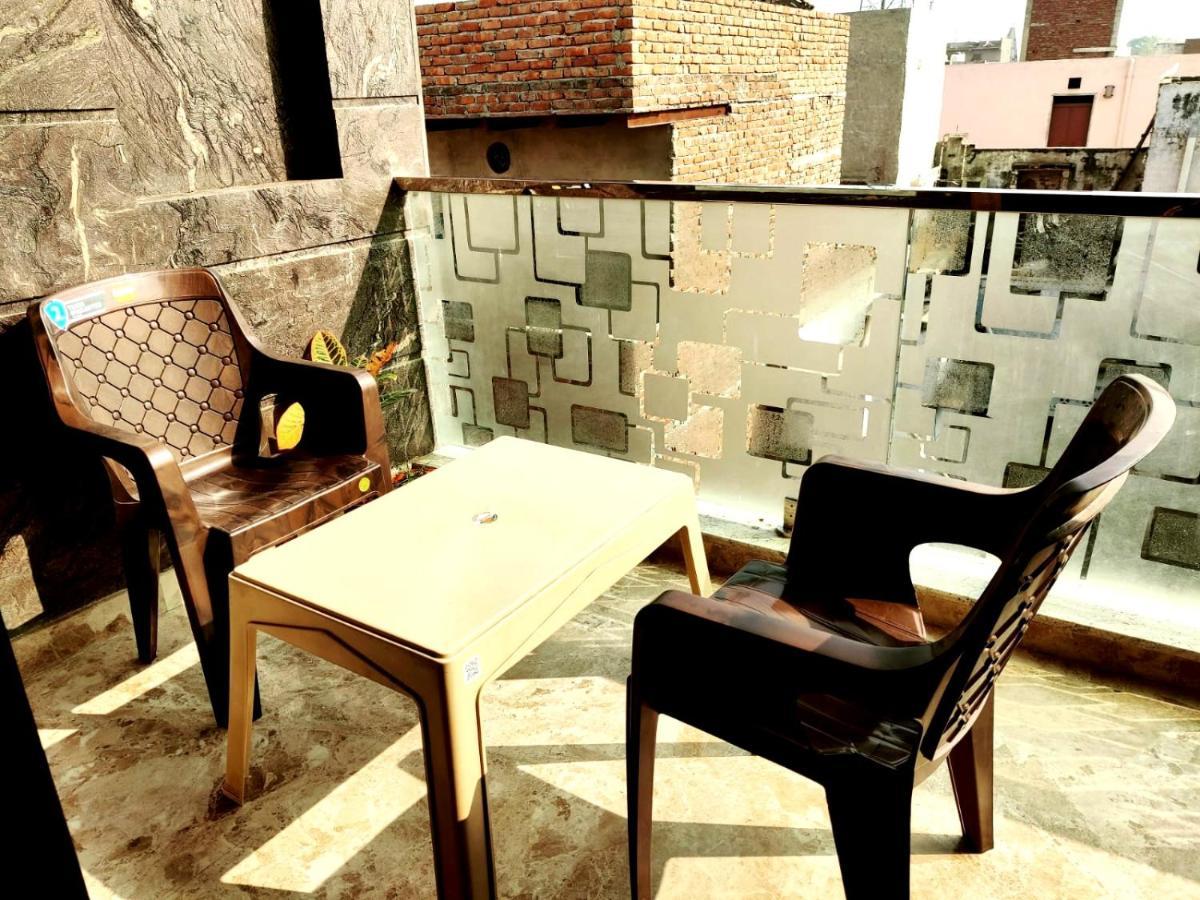 Premium Homestay Near Banke Bihari Ji With Power Backup - Free Wifi - Washing Machine Etc Vrindāvan Exterior foto