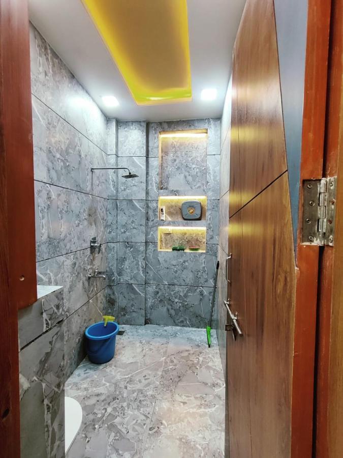 Premium Homestay Near Banke Bihari Ji With Power Backup - Free Wifi - Washing Machine Etc Vrindāvan Exterior foto