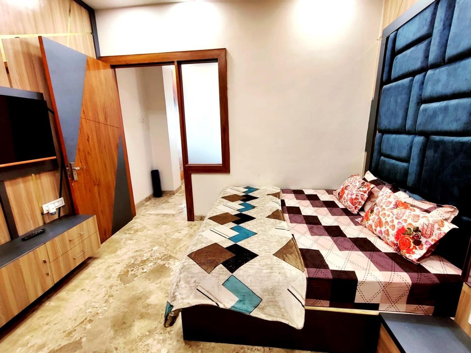 Premium Homestay Near Banke Bihari Ji With Power Backup - Free Wifi - Washing Machine Etc Vrindāvan Exterior foto