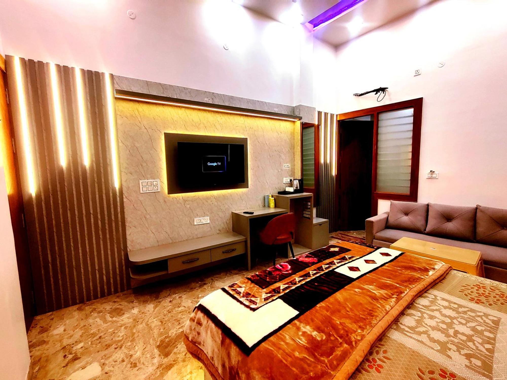 Premium Homestay Near Banke Bihari Ji With Power Backup - Free Wifi - Washing Machine Etc Vrindāvan Exterior foto