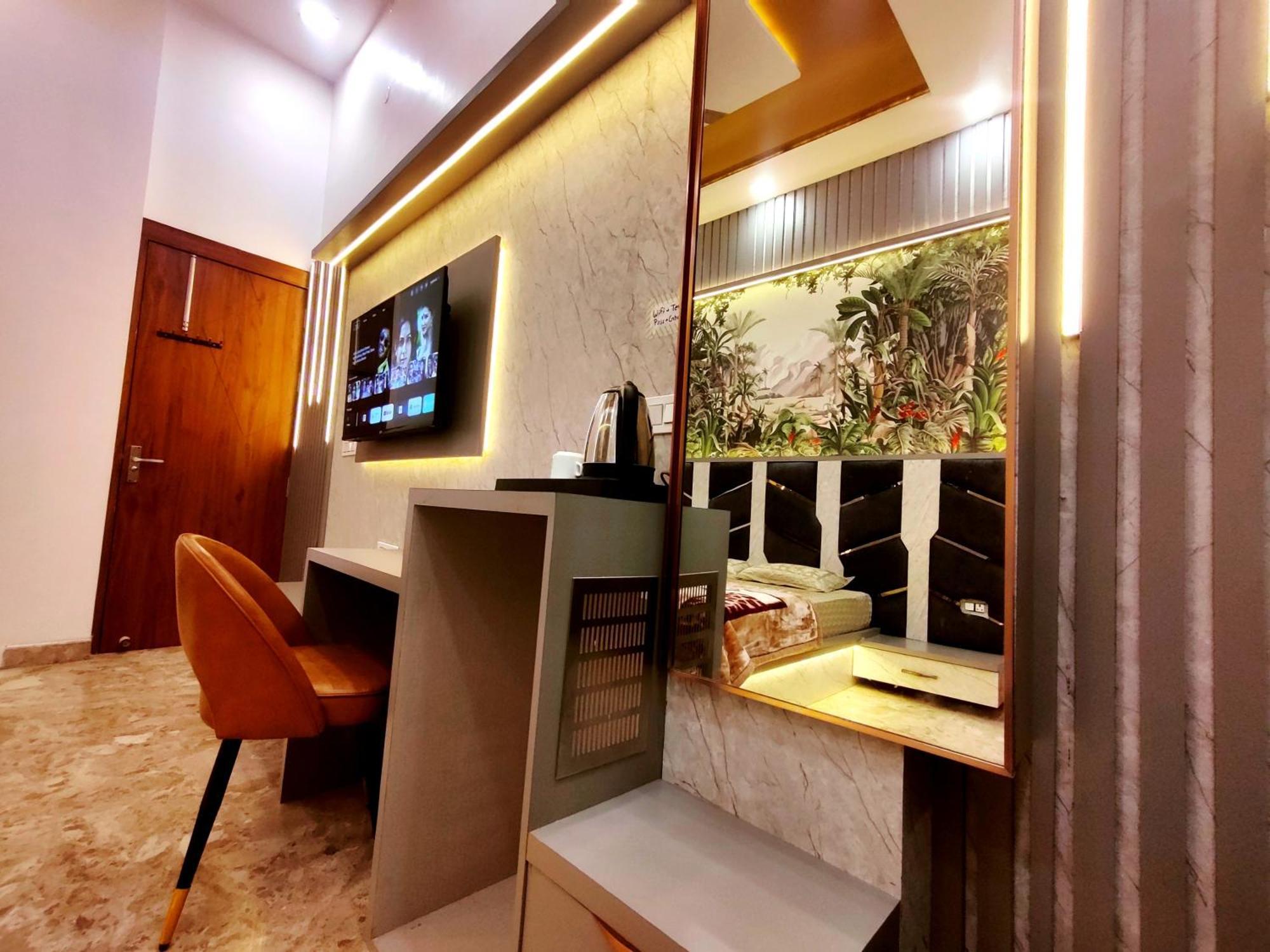 Premium Homestay Near Banke Bihari Ji With Power Backup - Free Wifi - Washing Machine Etc Vrindāvan Exterior foto