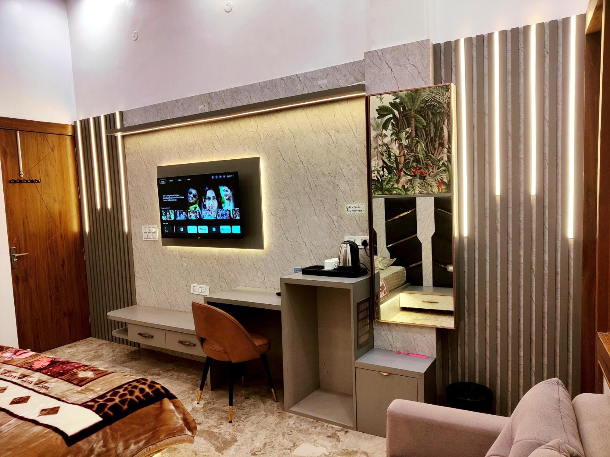 Premium Homestay Near Banke Bihari Ji With Power Backup - Free Wifi - Washing Machine Etc Vrindāvan Exterior foto