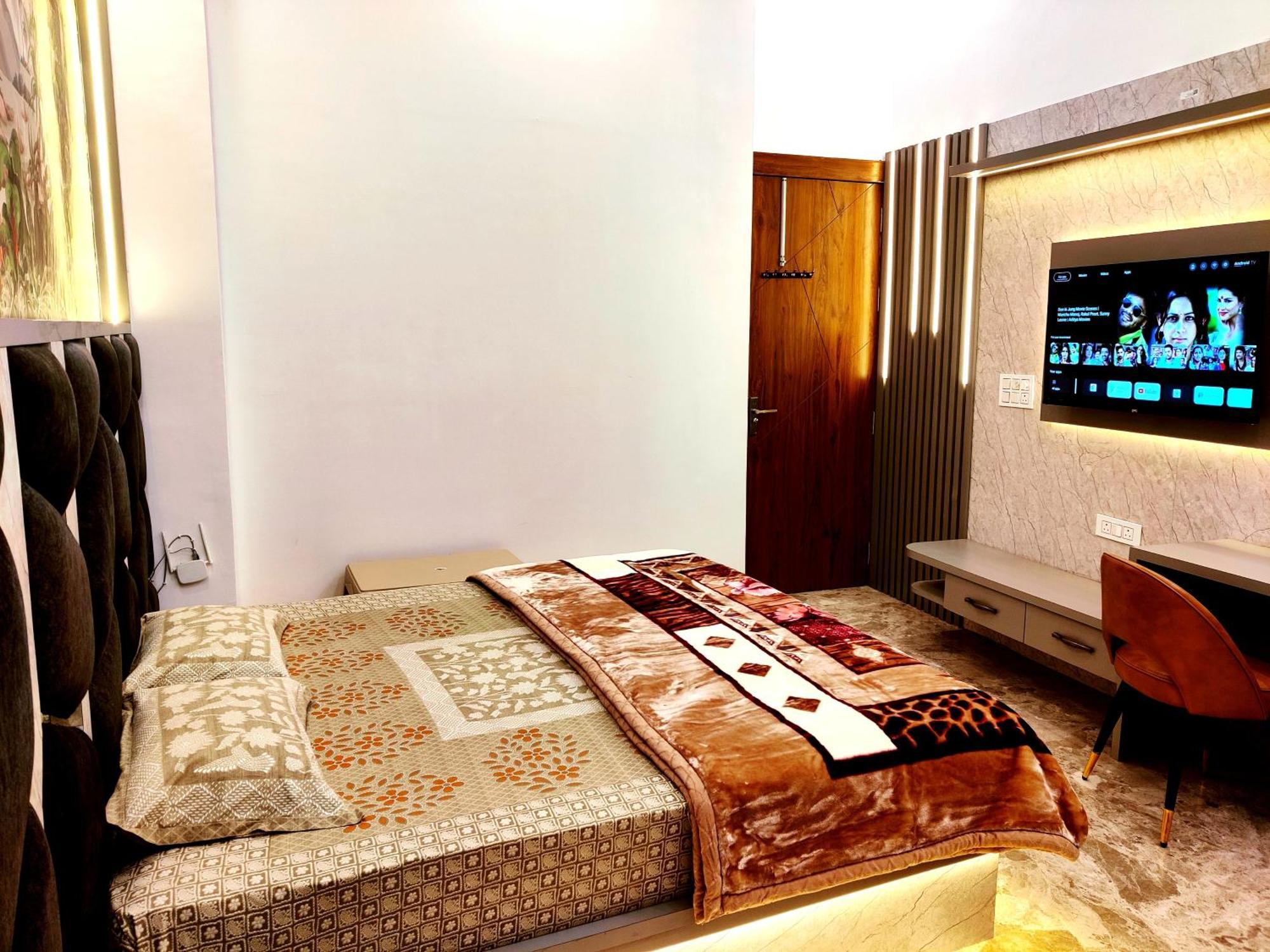 Premium Homestay Near Banke Bihari Ji With Power Backup - Free Wifi - Washing Machine Etc Vrindāvan Exterior foto
