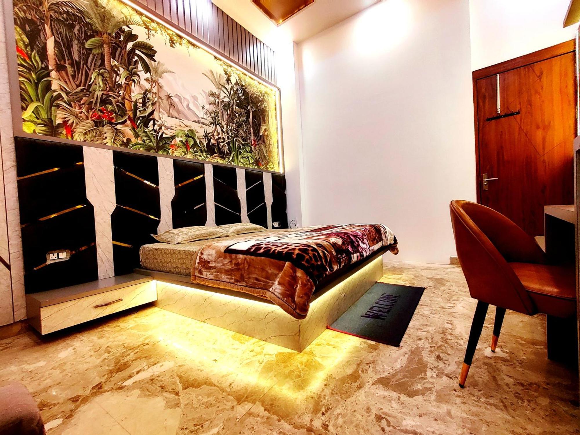 Premium Homestay Near Banke Bihari Ji With Power Backup - Free Wifi - Washing Machine Etc Vrindāvan Exterior foto