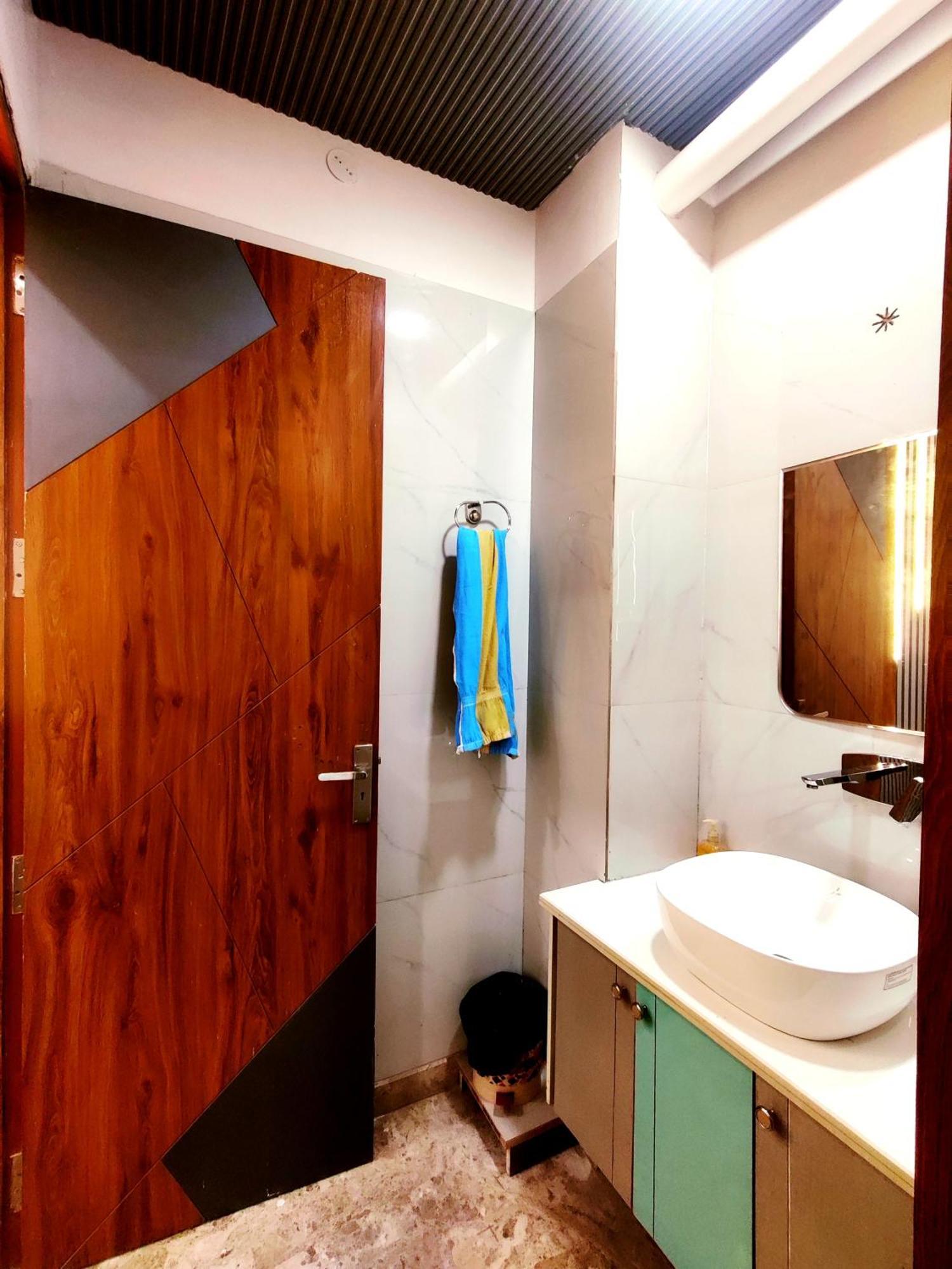 Premium Homestay Near Banke Bihari Ji With Power Backup - Free Wifi - Washing Machine Etc Vrindāvan Exterior foto