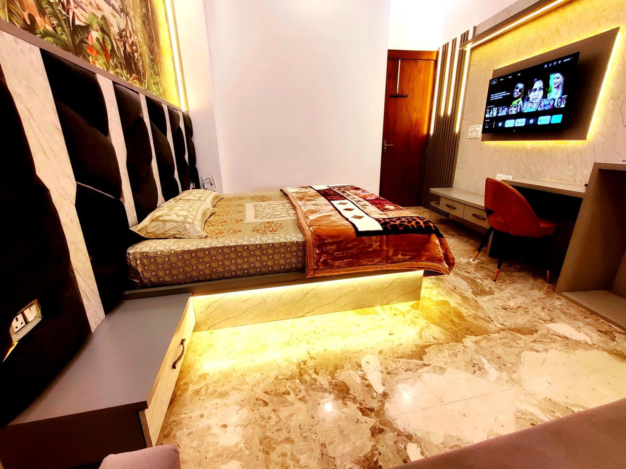 Premium Homestay Near Banke Bihari Ji With Power Backup - Free Wifi - Washing Machine Etc Vrindāvan Exterior foto