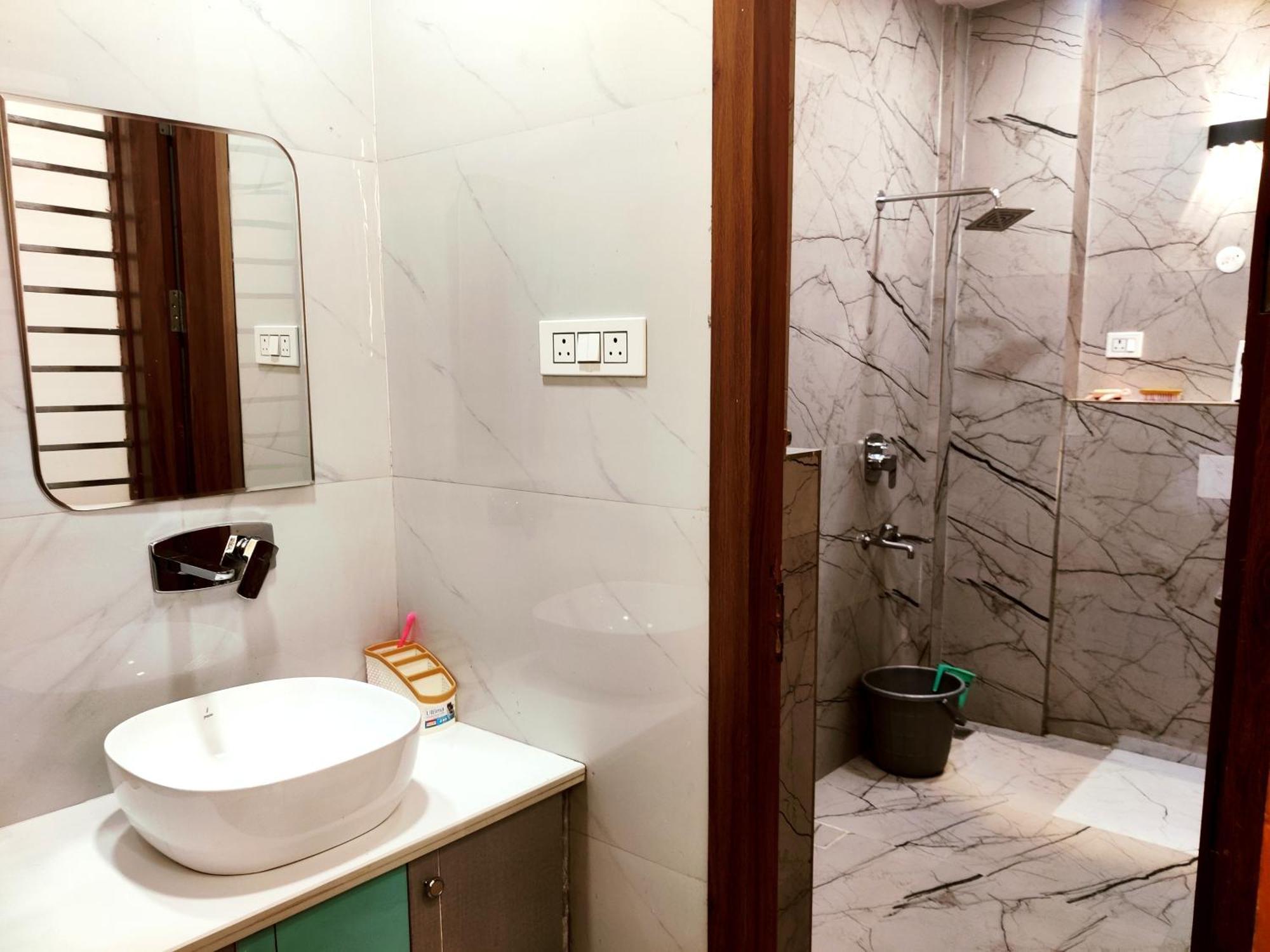 Premium Homestay Near Banke Bihari Ji With Power Backup - Free Wifi - Washing Machine Etc Vrindāvan Exterior foto