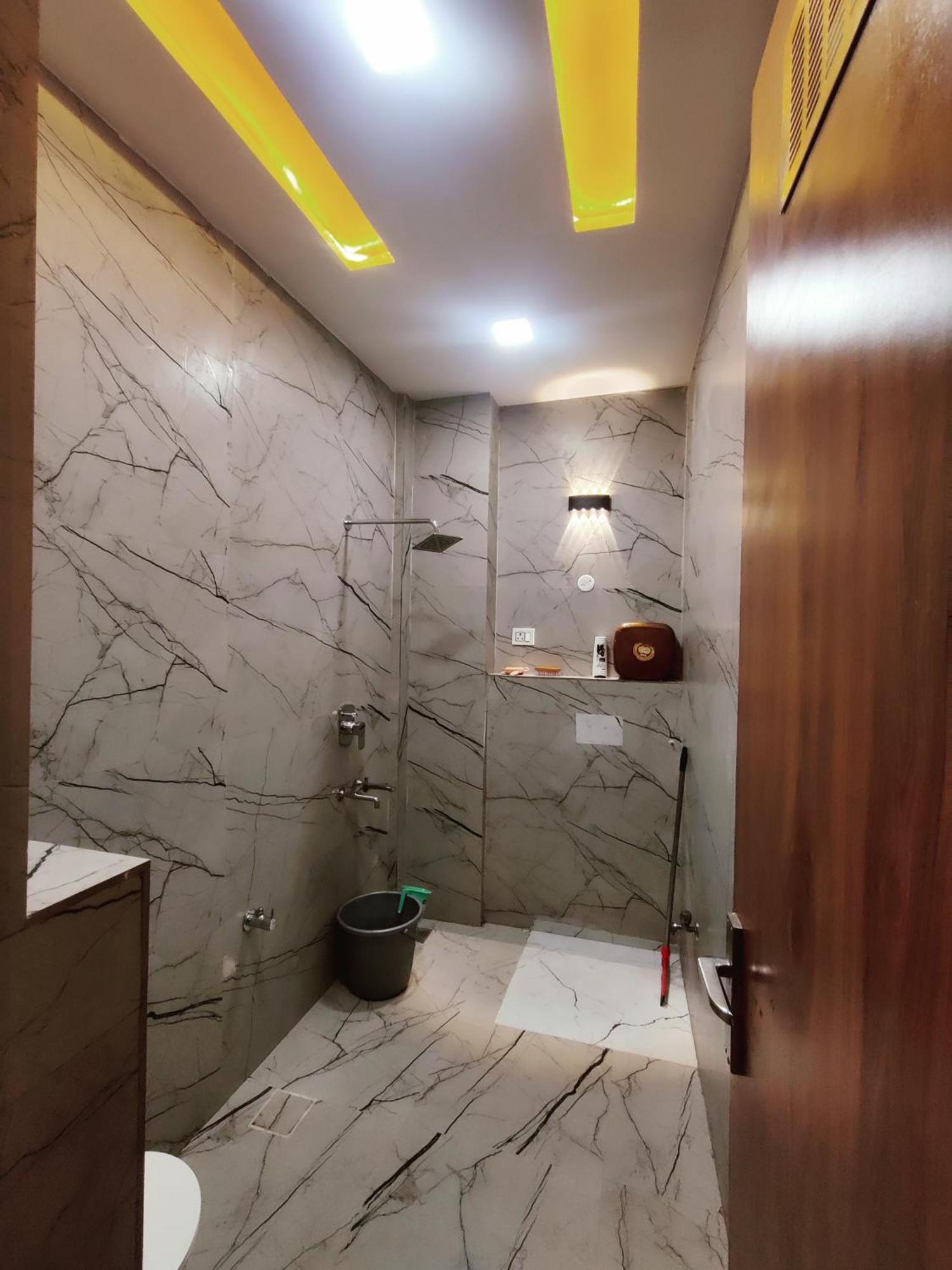 Premium Homestay Near Banke Bihari Ji With Power Backup - Free Wifi - Washing Machine Etc Vrindāvan Exterior foto