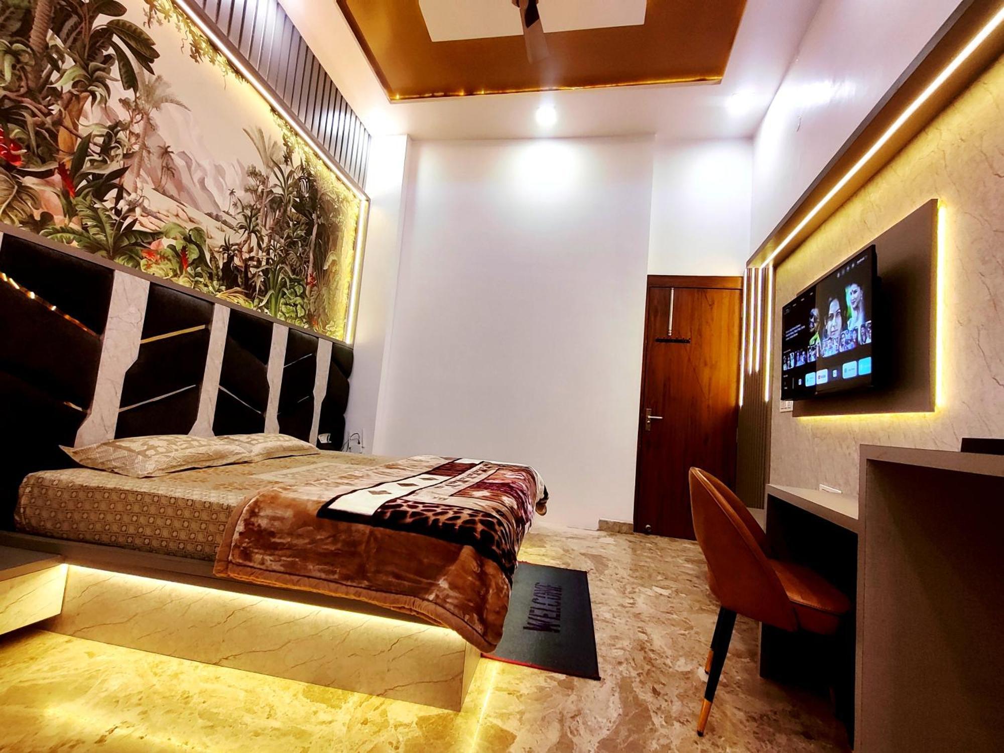 Premium Homestay Near Banke Bihari Ji With Power Backup - Free Wifi - Washing Machine Etc Vrindāvan Exterior foto