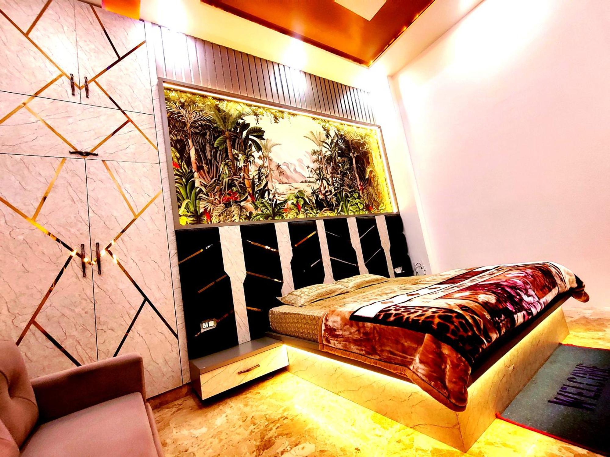 Premium Homestay Near Banke Bihari Ji With Power Backup - Free Wifi - Washing Machine Etc Vrindāvan Exterior foto