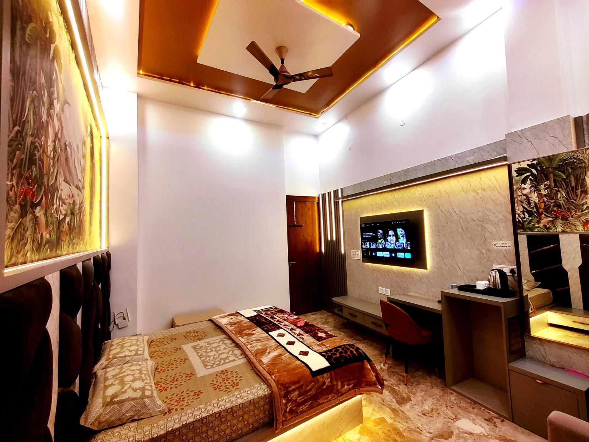 Premium Homestay Near Banke Bihari Ji With Power Backup - Free Wifi - Washing Machine Etc Vrindāvan Exterior foto