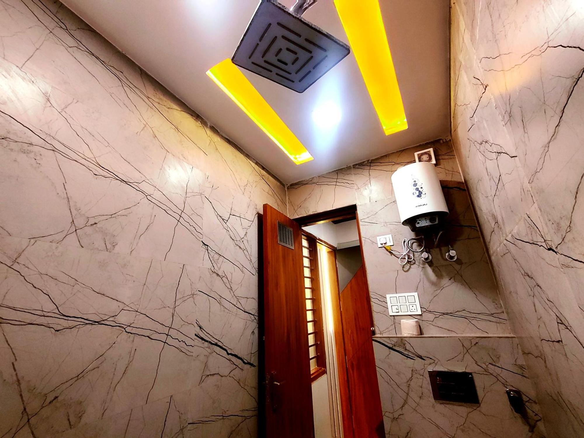 Premium Homestay Near Banke Bihari Ji With Power Backup - Free Wifi - Washing Machine Etc Vrindāvan Exterior foto