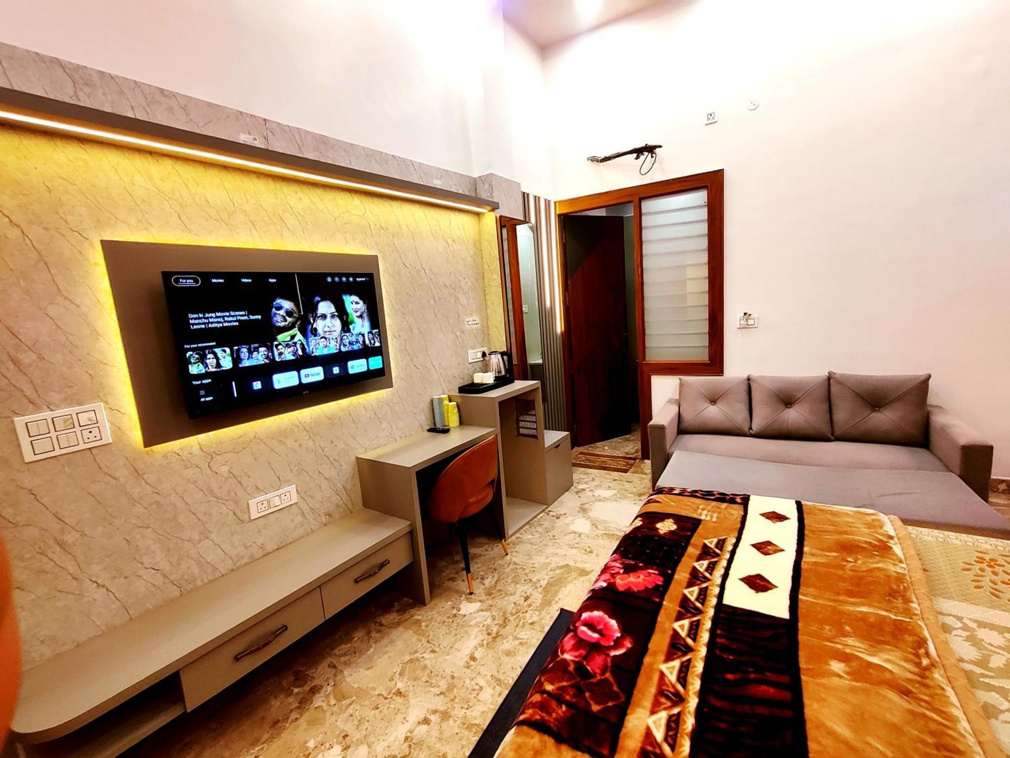 Premium Homestay Near Banke Bihari Ji With Power Backup - Free Wifi - Washing Machine Etc Vrindāvan Exterior foto