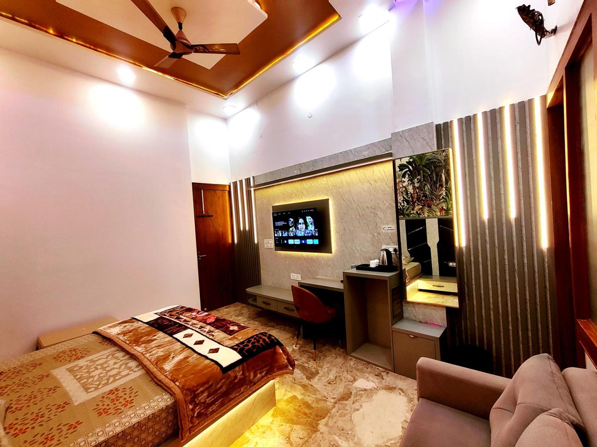 Premium Homestay Near Banke Bihari Ji With Power Backup - Free Wifi - Washing Machine Etc Vrindāvan Exterior foto