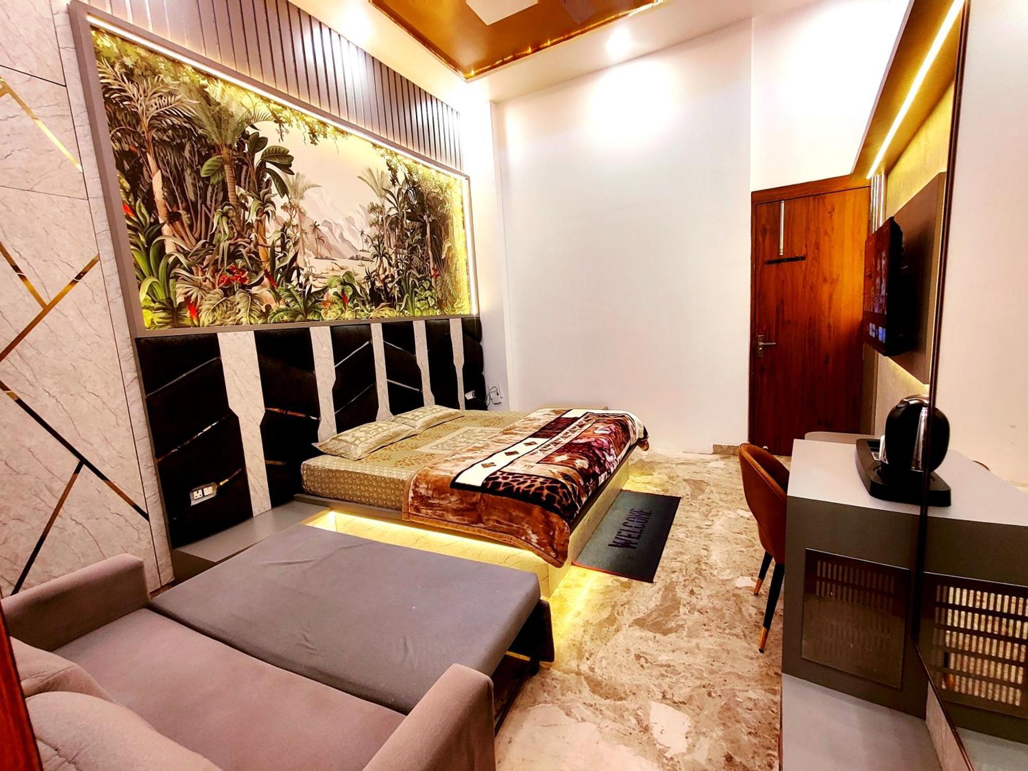 Premium Homestay Near Banke Bihari Ji With Power Backup - Free Wifi - Washing Machine Etc Vrindāvan Exterior foto