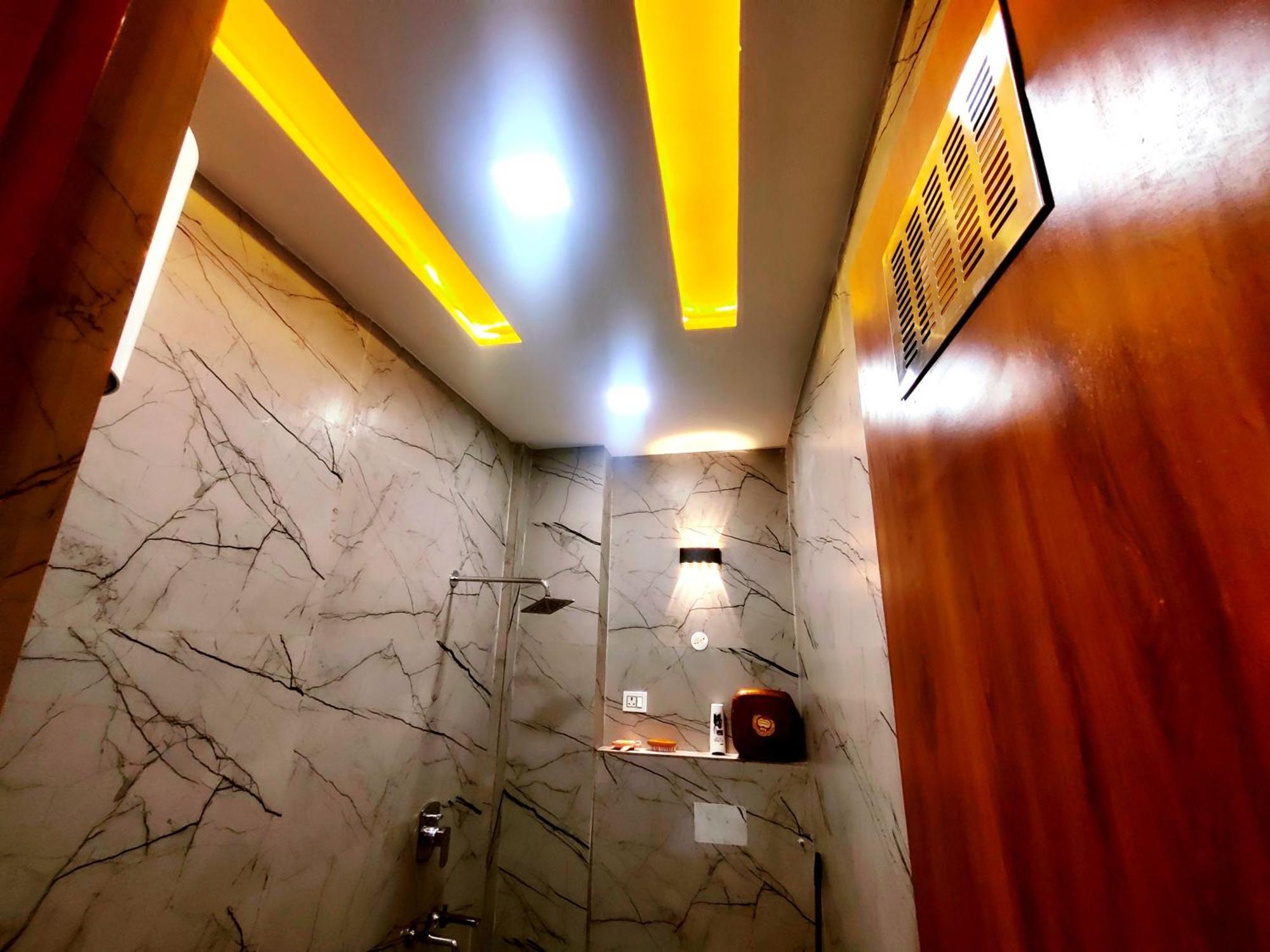 Premium Homestay Near Banke Bihari Ji With Power Backup - Free Wifi - Washing Machine Etc Vrindāvan Exterior foto